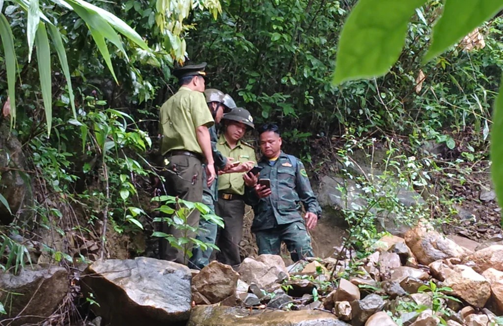 Tổ bảo vệ rừng thôn Gia Giã sử dụng điện thoại thông minh để trao đổi thông tin, xác định vị trí trong quá trình tuần tra rừng.