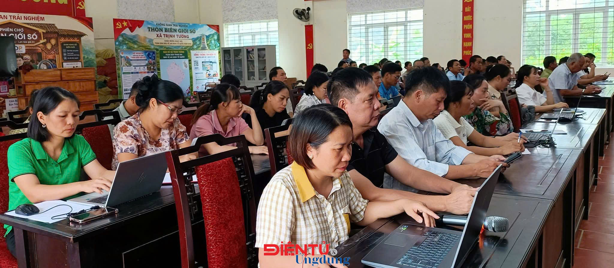 Trịnh Tường (Lào Cai): 260 đại biểu được 'cầm tay chỉ việc' về kỹ năng số và ứng dụng AI