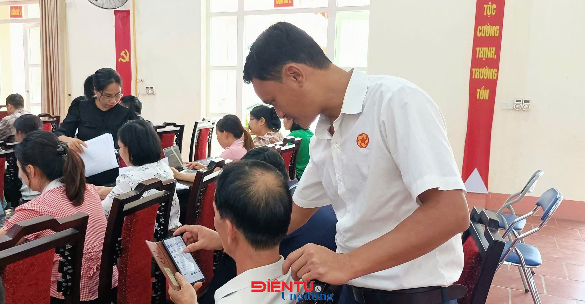 Trịnh Tường (Lào Cai): 260 đại biểu được 'cầm tay chỉ việc' về kỹ năng số và ứng dụng AI