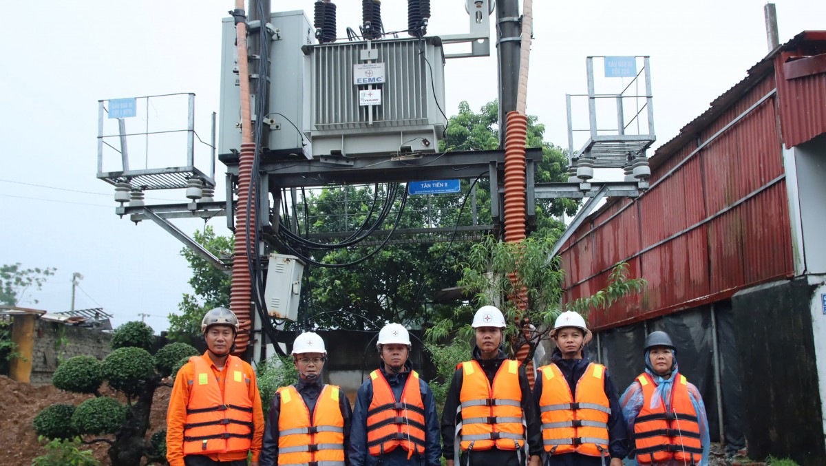 Đội quản lý điện Xuân Mai căng sức trong mưa bão, đảm bảo tuyệt đối an toàn điện khu vực