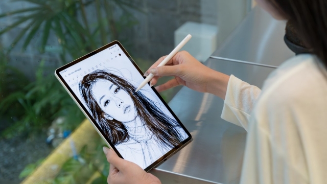 Trên tay HONOR Pad V9: tablet AI mỏng nhẹ, màn hình 2.8K 144Hz cùng pin 10.100mAh