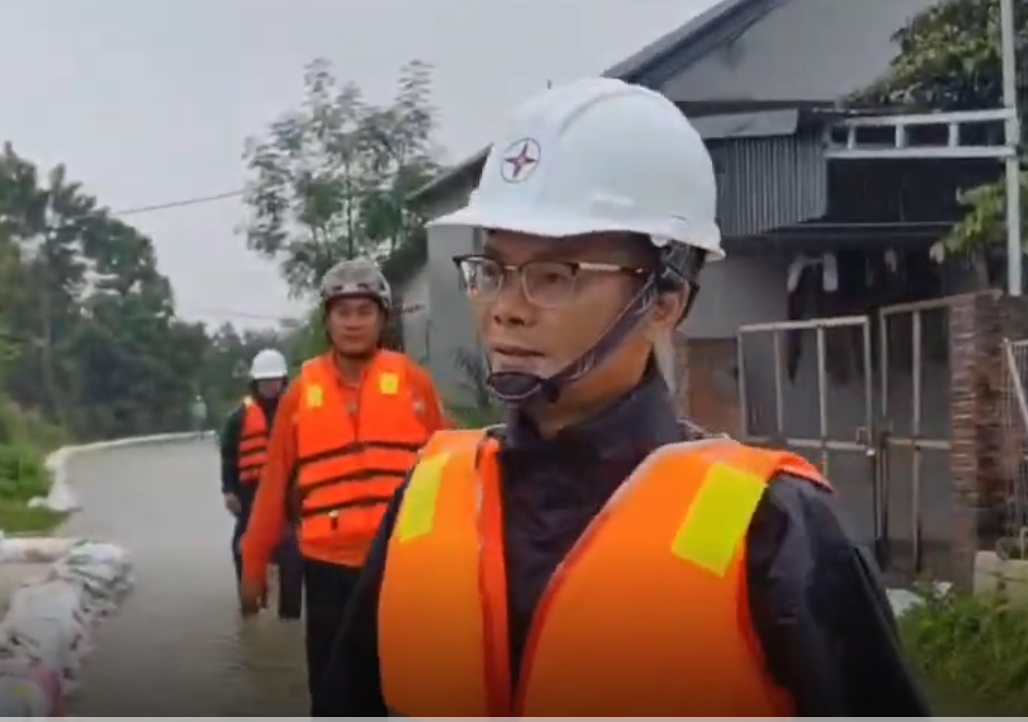 Đội quản lý điện Xuân Mai căng sức trong mưa bão, đảm bảo tuyệt đối an toàn điện khu vực