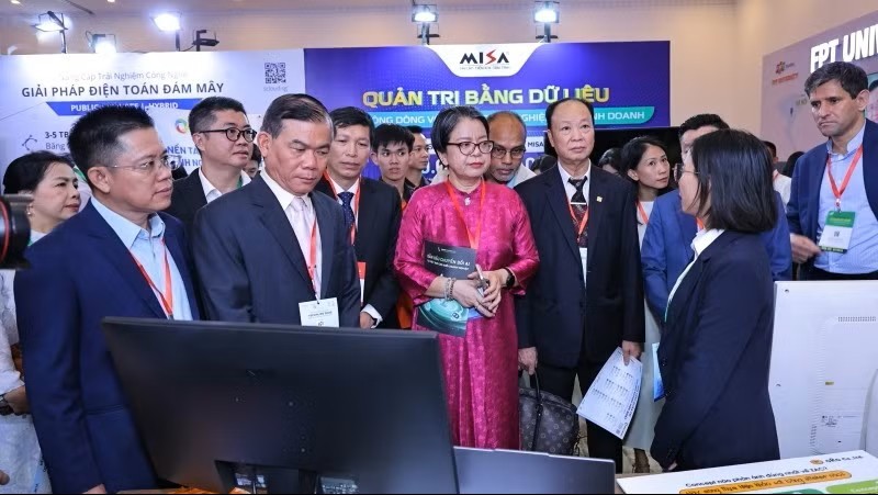 Đại biểu tham quan các gian hàng trưng bày tại Triển lãm và Hội nghị quốc tế Tech4Life 2026. Đại biểu tham quan các gian hàng trưng bày tại Triển lãm và Hội nghị quốc tế Tech4Life 2026.