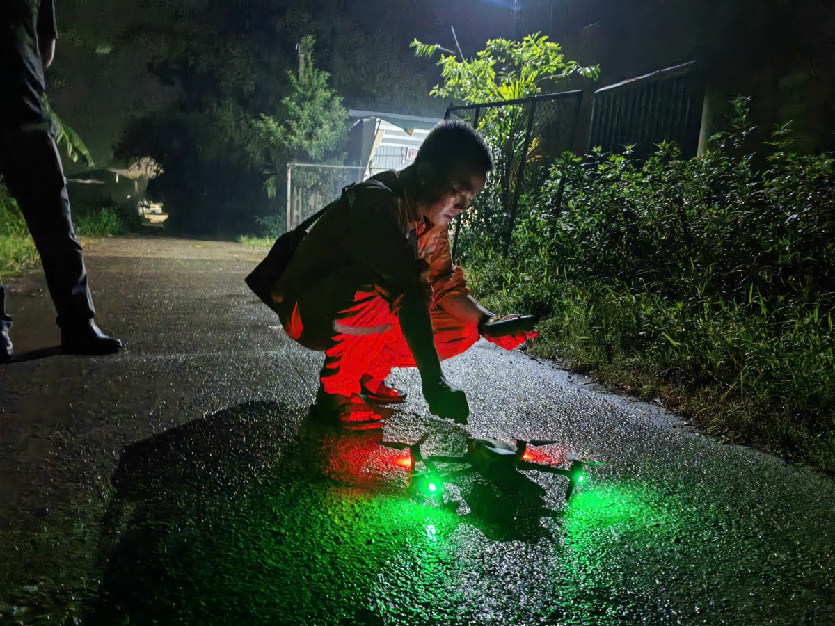 Điện lực Thạch Thất dùng công nghệ để giám sát mưa bão giữ an toàn lưới điện