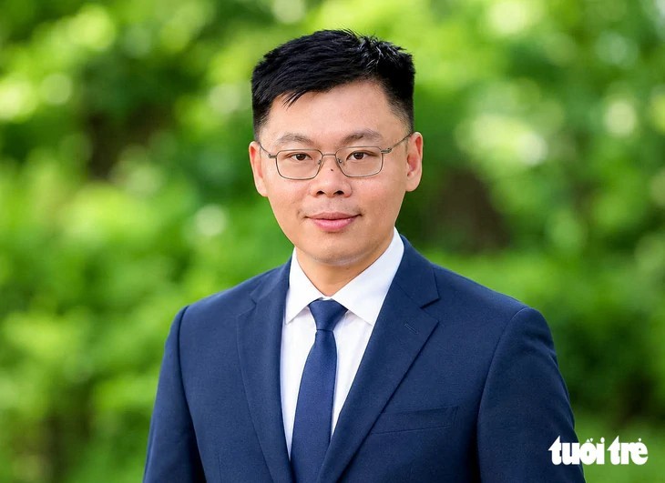 Ông Trương Minh Huy Vũ - Viện trưởng Viện Nghiên cứu phát triển TP.HCM - được giới thiệu bầu làm Phó chủ tịch UBND TP.HCM. (Ảnh: tuoitre.vn)