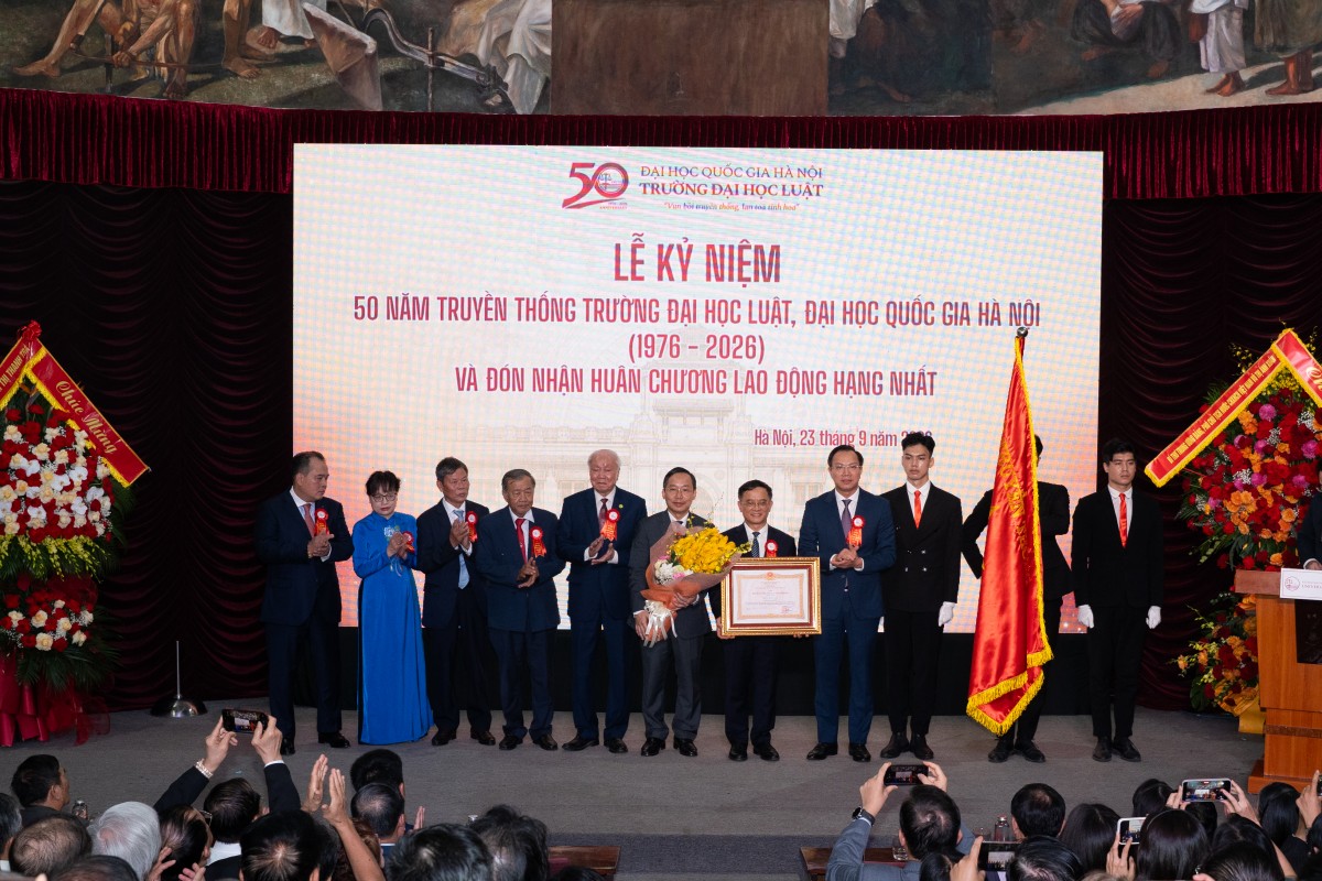 Trường Đại học Luật, ĐHQGHN kỷ niệm 50 năm truyền thống, đón nhận Huân chương Lao động hạng Nhất