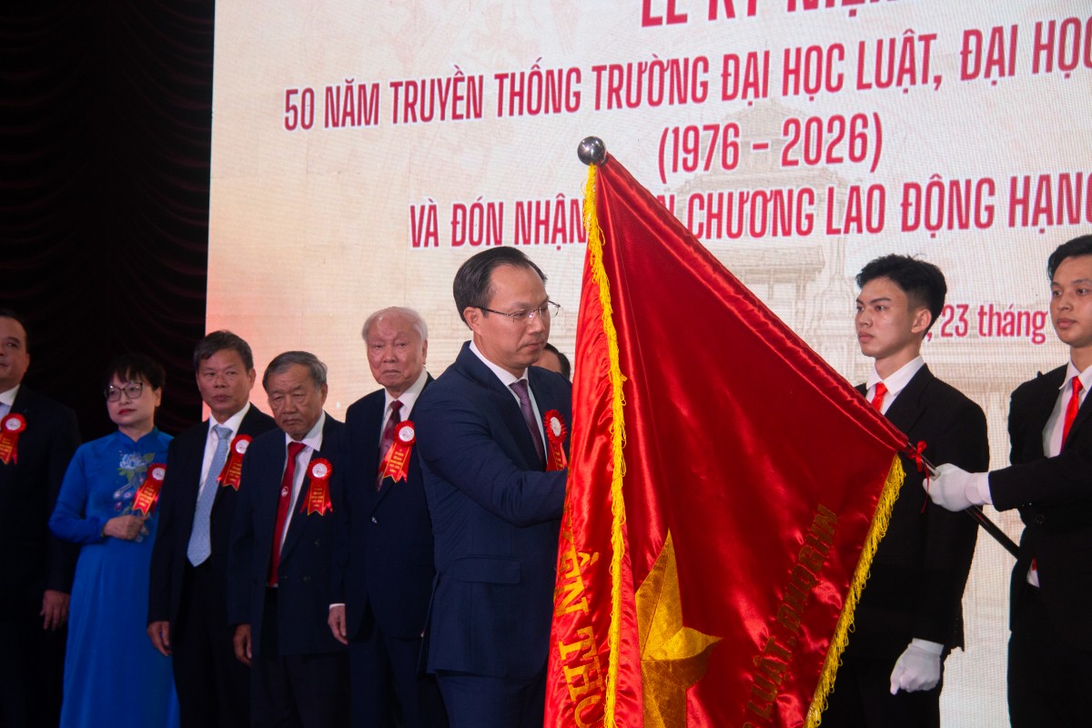 Trường Đại học Luật, ĐHQGHN kỷ niệm 50 năm truyền thống, đón nhận Huân chương Lao động hạng Nhất