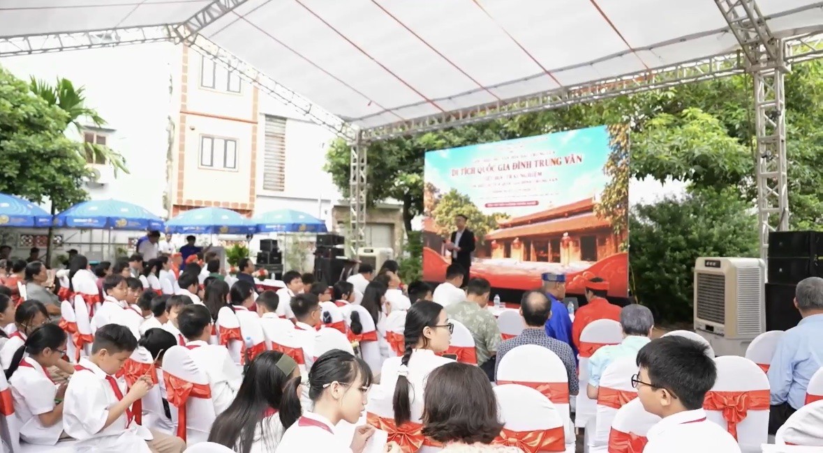 Livestream giới thiệu nét văn hóa đặc trưng của Di tích quốc gia Đình Trung Văn Livestream giới thiệu nét văn hóa đặc trưng của Di tích quốc gia Đình Trung Văn