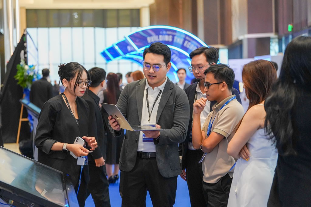 Khách tham dự trải nghiệm trợ lý AI tại Enterprise AI Summit 2026 TP. Hồ Chí Minh Khách tham dự trải nghiệm trợ lý AI tại Enterprise AI Summit 2026 TP. Hồ Chí Minh