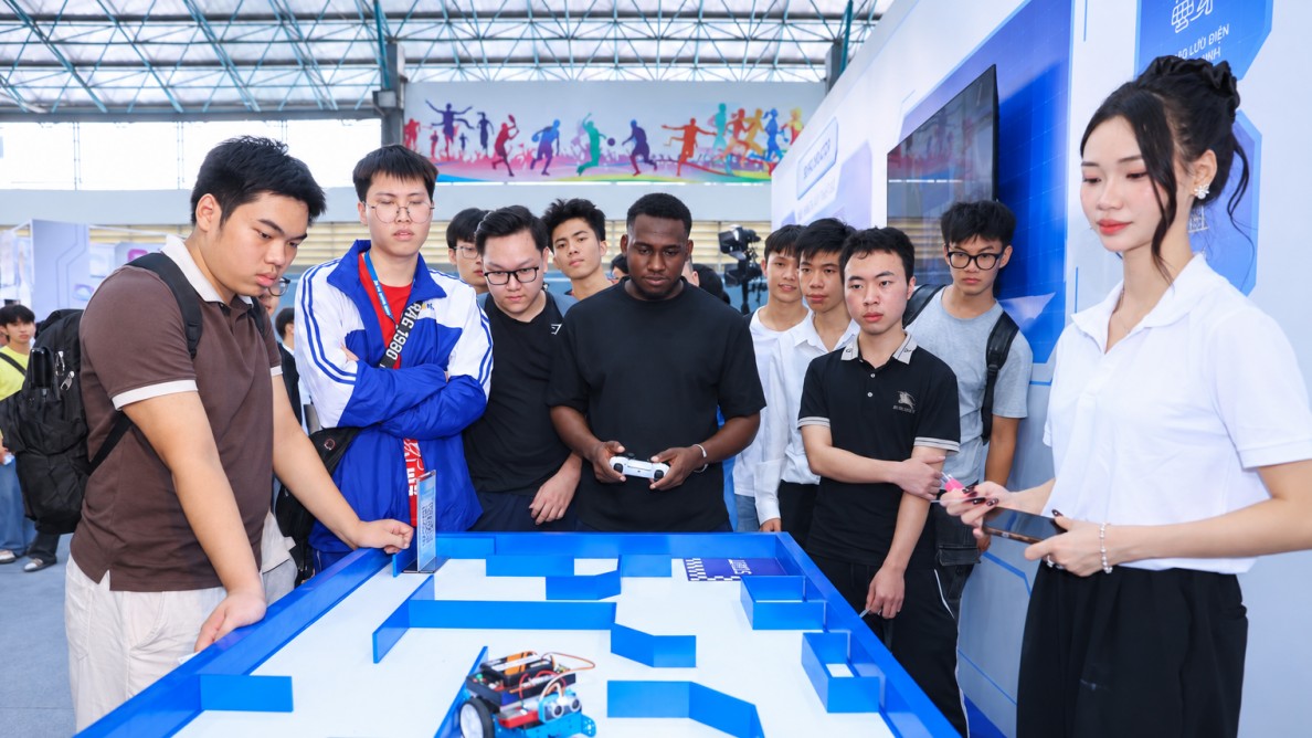 Hơn 1.000 sinh viên Hà Nội trải nghiệm AI, IoT, bán dẫn tại SIC Tech Day 2026