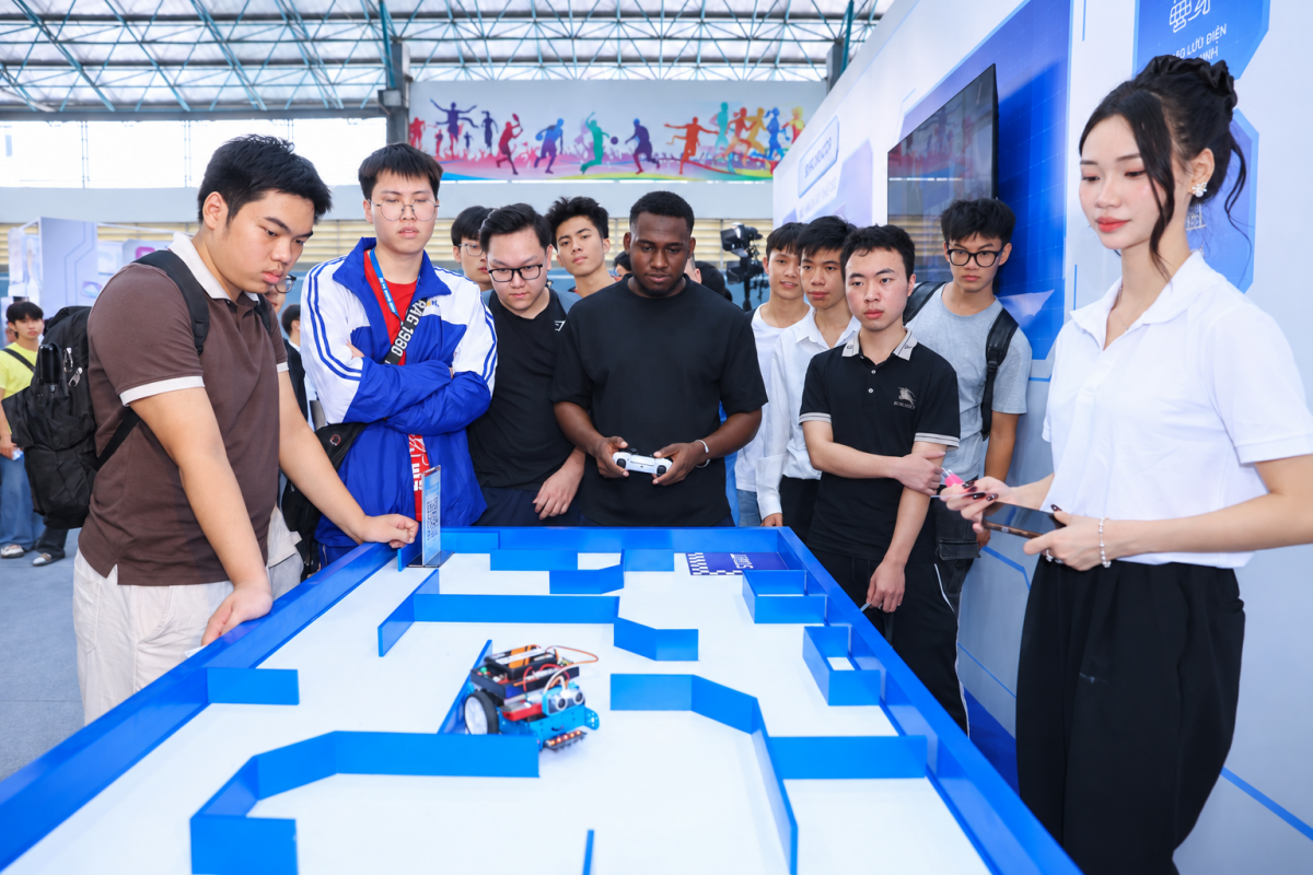 Hơn 1.000 sinh viên Hà Nội khám phá AI, IoT và bán dẫn tại SIC Tech Day 2026