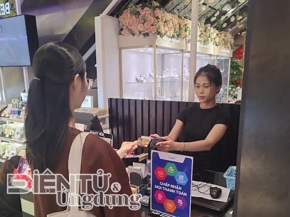 'Chạm sẻ chia. Trao hy vọng' tiếp tục đồng hành cùng phụ nữ yếu thế và dân tộc thiểu số 'Chạm sẻ chia. Trao hy vọng' tiếp tục đồng hành cùng phụ nữ yếu thế và dân tộc thiểu số