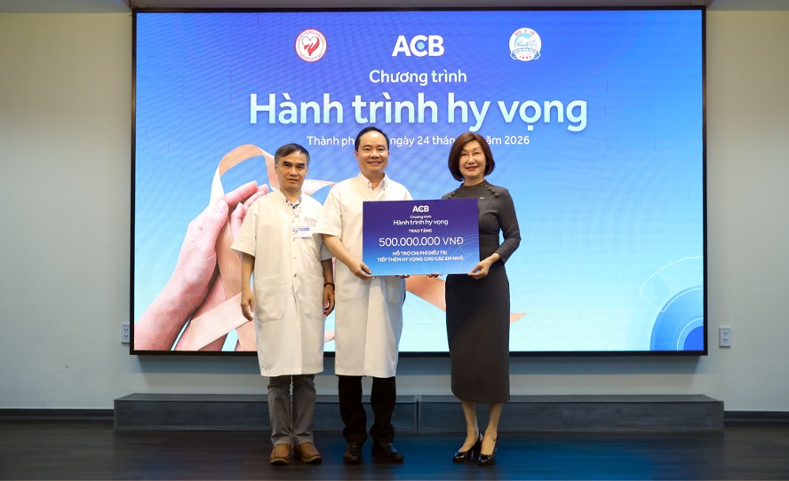 ACB tiếp tục Hành trình Hy vọng, trao 500 triệu đồng cho bệnh nhi tại Huế