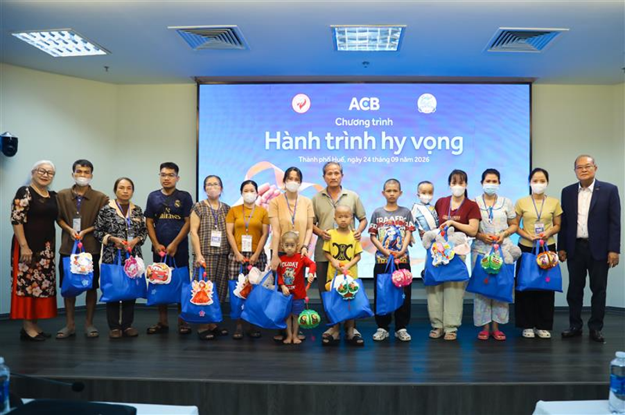 ACB tiếp tục Hành trình Hy vọng, trao 500 triệu đồng cho bệnh nhi tại Huế