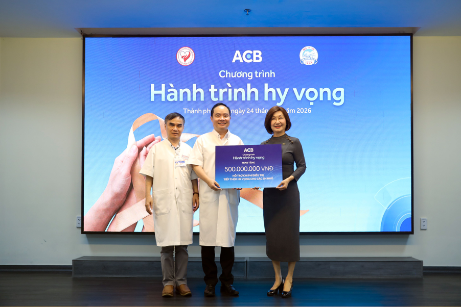 ACB tiếp tục Hành trình Hy vọng, trao 500 triệu đồng cho bệnh nhi tại Huế