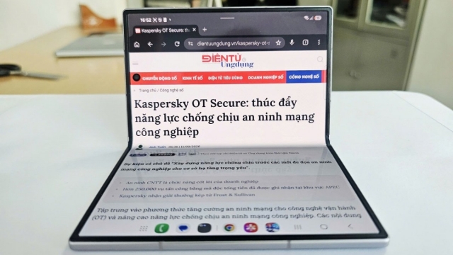 Điện thoại gập hút khách nhưng vẫn nặng, khó sửa