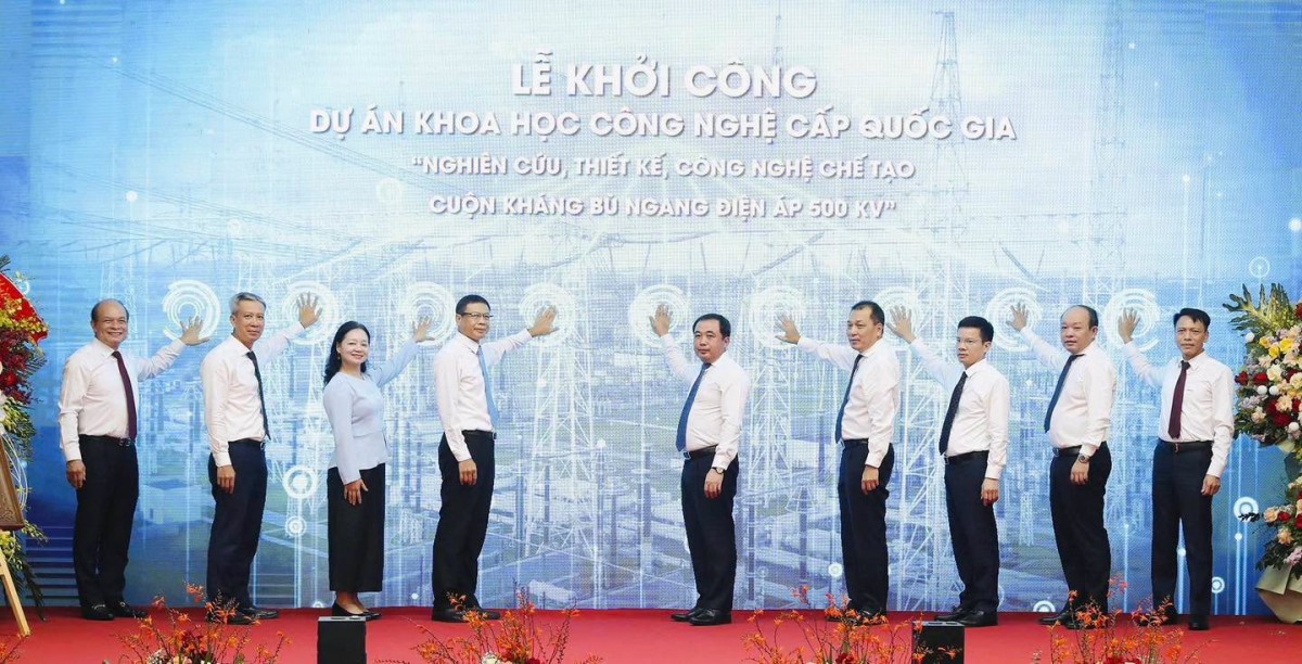 Các đại biểu thực hiện nghi thức khởi công dự án