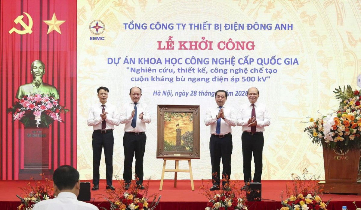 Bí thư Thành ủy Hà Nội Trần Đức Thắng (thứ 2 từ phải sang) tặng quà lưu niệm cho EEMC