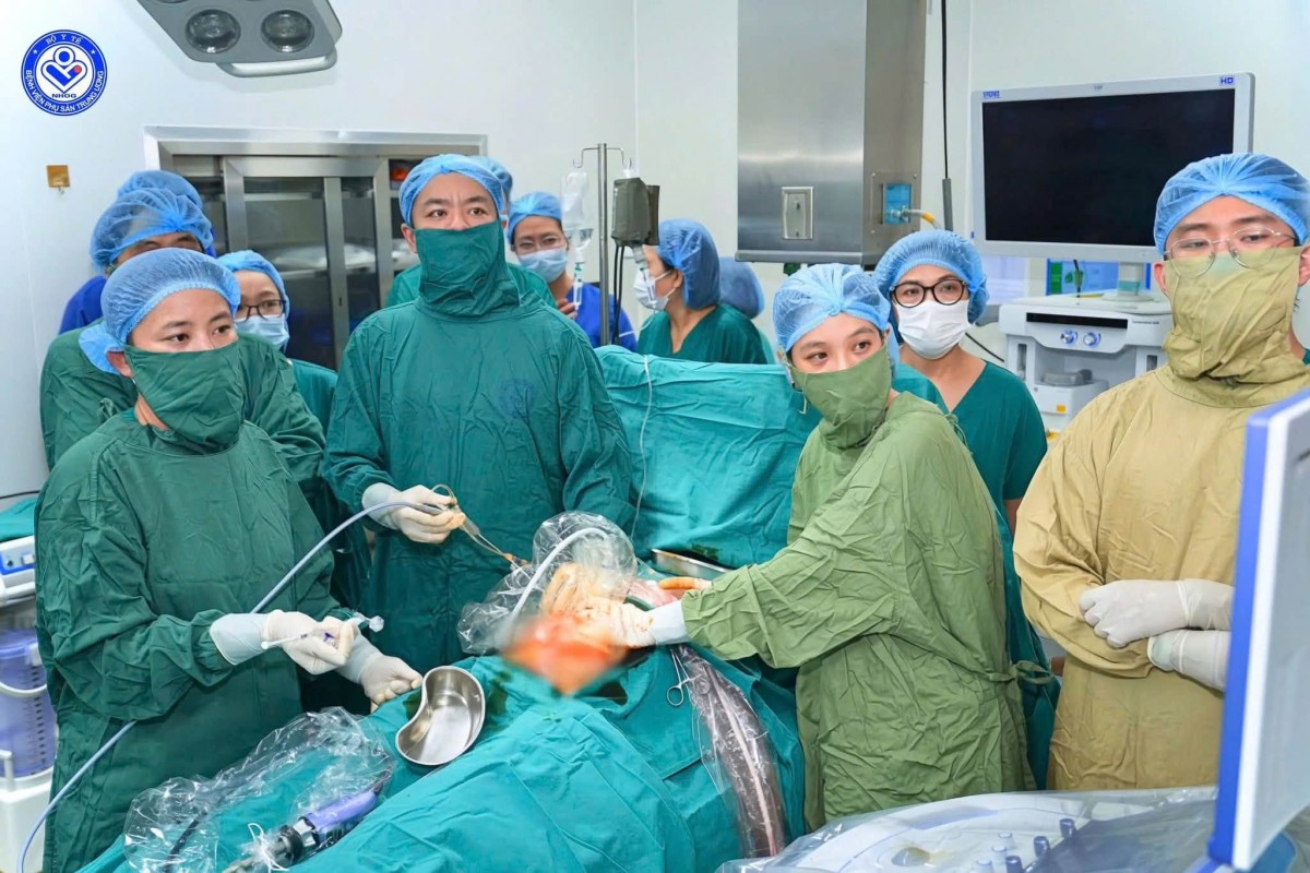 Ê-kip các bác sĩ Trung tâm Y học bào thai thực hiện ca phẫu thuật FETO (nội soi buồng ối đặt bóng gây bít khí quản thai nhi điều trị thoát vị hoành bẩm sinh) đầu tiên tại Việt Nam. Ảnh: Bệnh viện Phụ sản trung ương Ê-kip các bác sĩ Trung tâm Y học bào thai thực hiện ca phẫu thuật FETO (nội soi buồng ối đặt bóng gây bít khí quản thai nhi điều trị thoát vị hoành bẩm sinh) đầu tiên tại Việt Nam. Ảnh: Bệnh viện Phụ sản trung ương