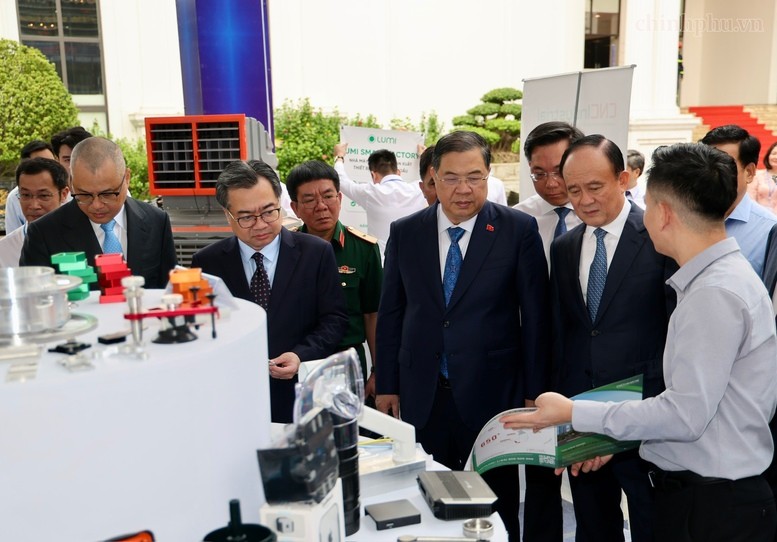 Trưởng ban Chính sách, chiến lược Trung ương Nguyễn Thanh Nghị, Phó Thủ tướng Thường trực Chính phủ Phạm Gia Túc và các đại biểu tham quan gian trưng bày sản phẩm tại Hội thảo - Ảnh: chinhphu.vn/Phương Nguyên Trưởng ban Chính sách, chiến lược Trung ương Nguyễn Thanh Nghị, Phó Thủ tướng Thường trực Chính phủ Phạm Gia Túc và các đại biểu tham quan gian trưng bày sản phẩm tại Hội thảo - Ảnh: chinhphu.vn/Phương Nguyên