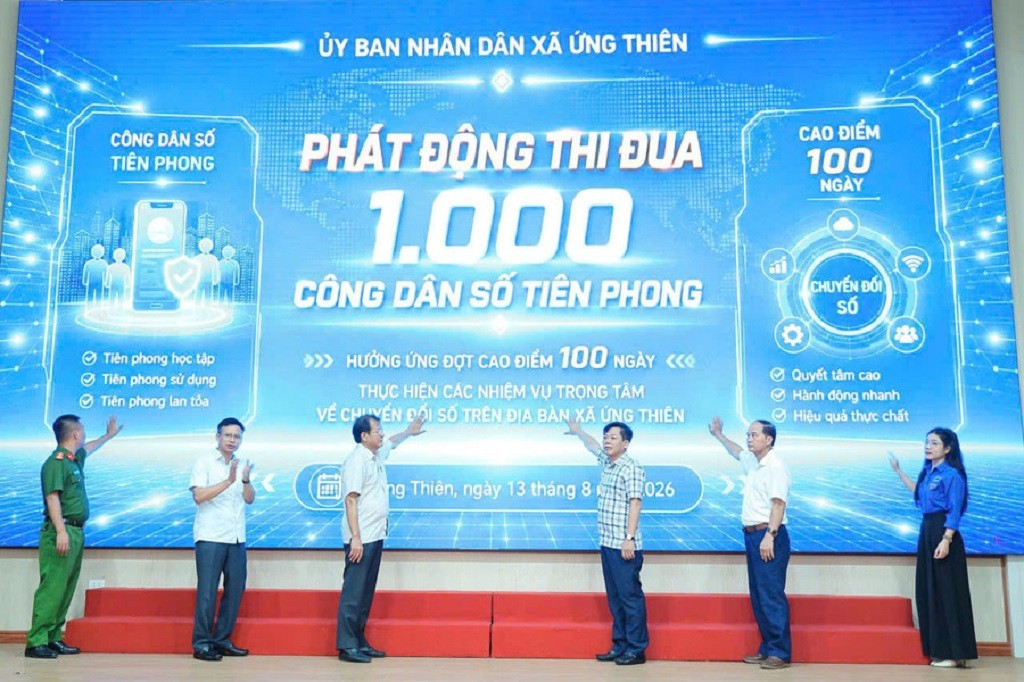Cán bộ, công chức xã Ứng Thiên đẩy mạnh xử lý văn bản trên môi trường số, góp phần nâng cao hiệu quả điều hành.
