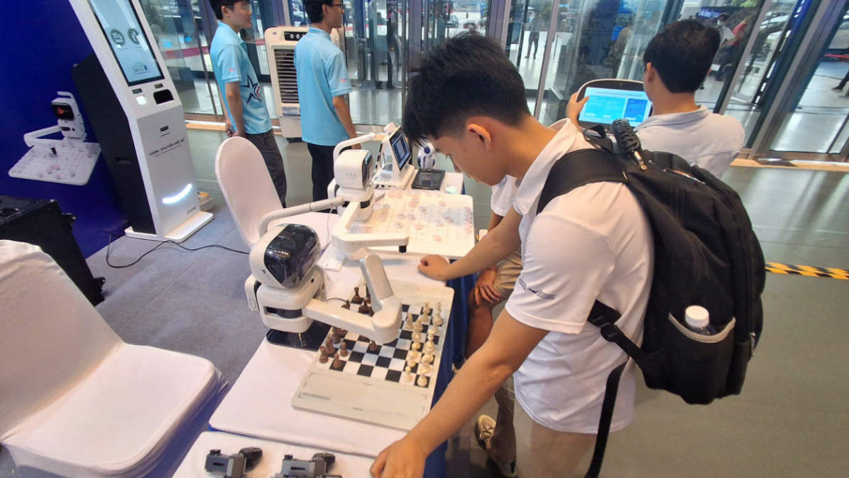 ASTEC thu hút khách tham quan tại NIC 2026 bằng hệ sinh thái robot AI++. Ảnh: Thành Biên