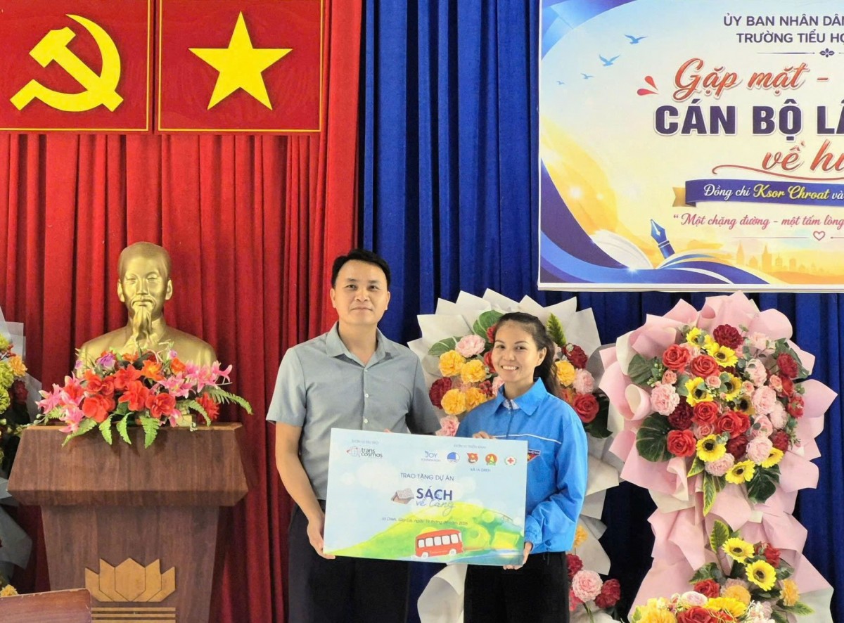 transcosmos Việt Nam trao hơn 700 quyển sách cùng quà Trung thu cho học sinh Gia Lai và Lạng Sơn