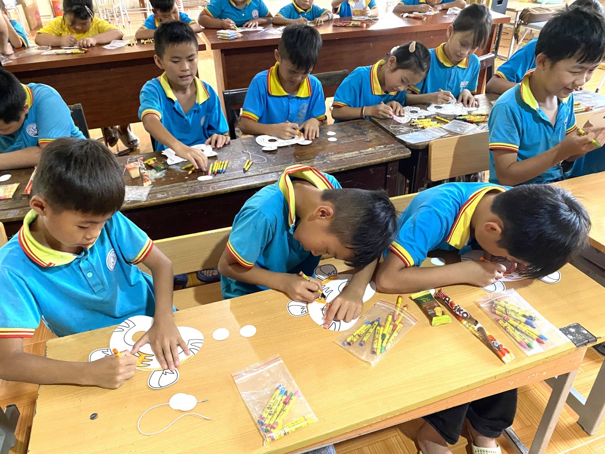 Các em học sinh với những chiếc mặt nạ tự tô màu.