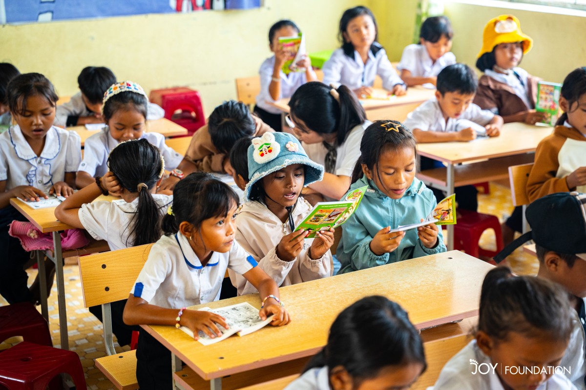 Các em nhỏ chăm chú lật mở từng trang sách mới.