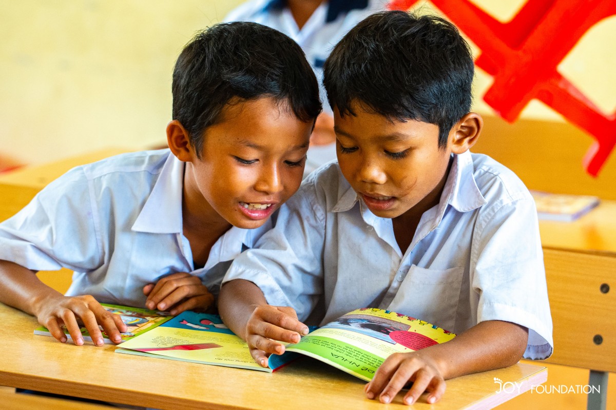 Các em nhỏ chăm chú lật mở từng trang sách mới.