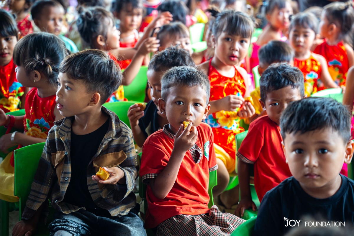 Không khí Trung thu rộn ràng cùng các em học sinh.