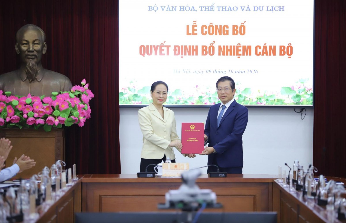 Bộ trưởng Bộ Văn hóa, Thể thao và Du lịch Lâm Thị Phương Thanh trao quyết định cho ông Lưu Đình Phúc. Ảnh: Trần Huấn Bộ trưởng Bộ Văn hóa, Thể thao và Du lịch Lâm Thị Phương Thanh trao quyết định cho ông Lưu Đình Phúc. Ảnh: Trần Huấn