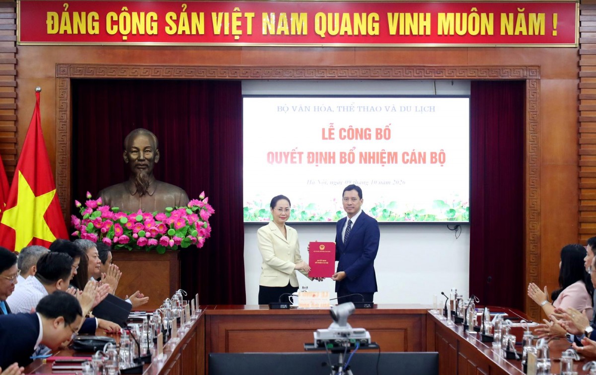 Bộ trưởng Bộ Văn hóa, Thể thao và Du lịch Lâm Thị Phương Thanh trao quyết định điều động, bổ nhiệm cho ông Lê Quang Tự Do, tân Cục trưởng Cục Báo chí. Ảnh: Trần Huấn Bộ trưởng Bộ Văn hóa, Thể thao và Du lịch Lâm Thị Phương Thanh trao quyết định điều động, bổ nhiệm cho ông Lê Quang Tự Do, tân Cục trưởng Cục Báo chí. Ảnh: Trần Huấn