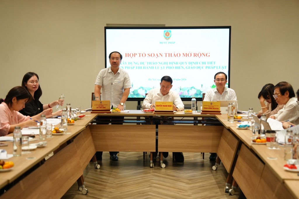 Cục trưởng Cục Phổ biến giáo dục pháp luật và Trợ giúp pháp lý Cù Thu Anh, Tổ phó thường trực Tổ soạn thảo phát biểu tại cuộc họp