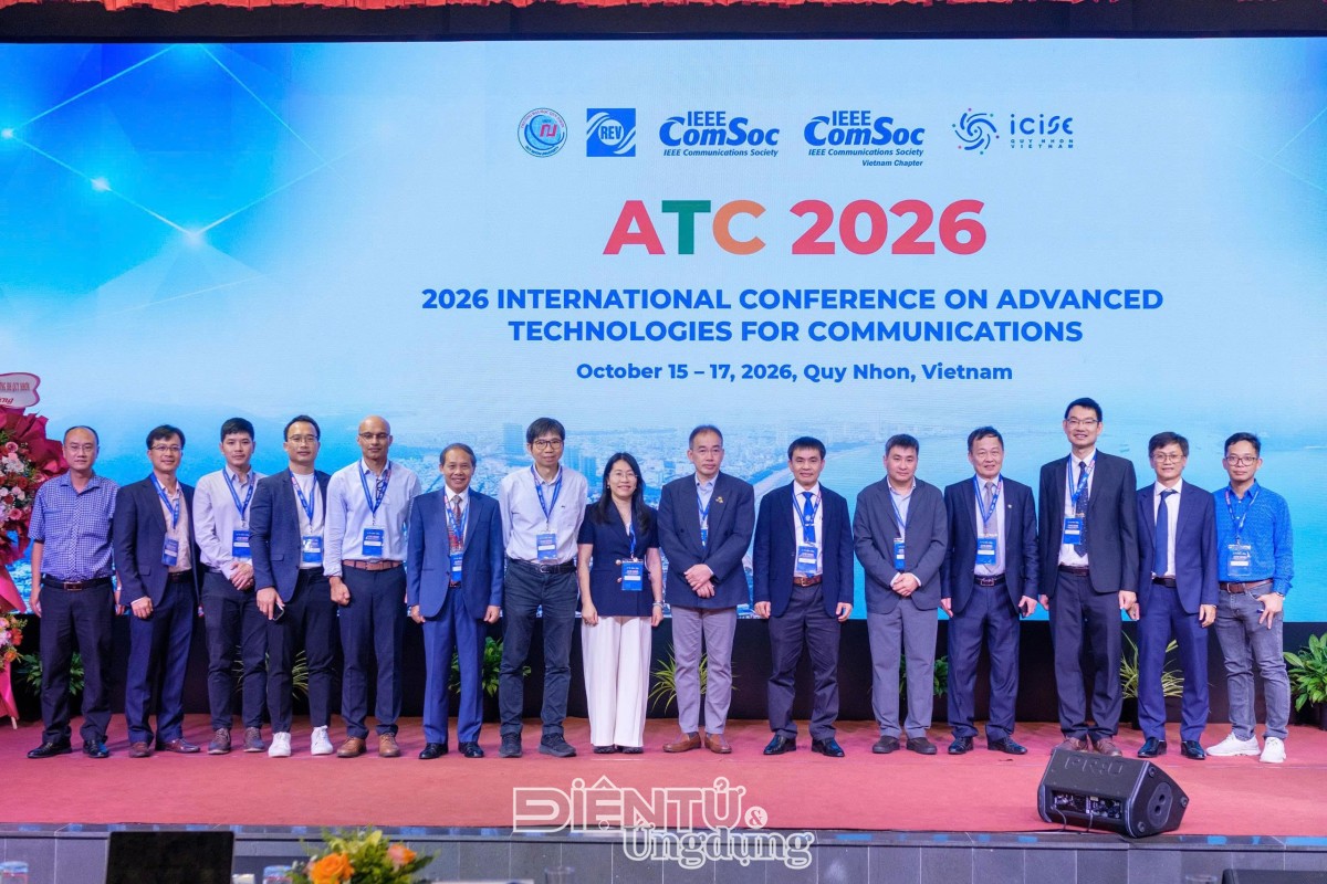 Đại biểu, diễn giả và ban tổ chức chụp ảnh lưu niệm trên sân khấu lễ khai mạc ATC 2026 tại Trung tâm ICISE, Quy Nhơn.