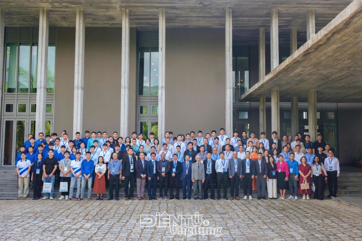 Đại biểu và người tham dự chụp ảnh chung trước tòa nhà Trung tâm ICISE trong ngày khai mạc ATC 2026.