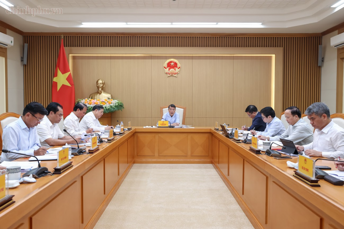 Thủ tướng Lê Minh Hưng chủ trì cuộc họp với các bộ ngành, cơ quan về bảo đảm cung ứng điện trong thời gian tới và định hướng điều chỉnh Quy hoạch điện VIII - Ảnh: chinhphu.vn/Nhật Bắc