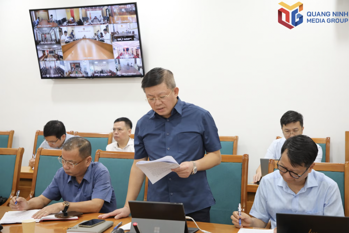 Đại diện các sở, ngành liên quan báo cáo tại buổi làm việc.