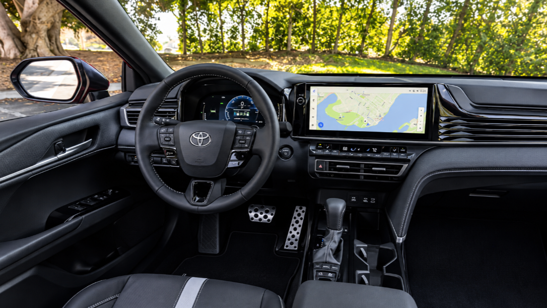 Thiết kế khoang lái của Toyota Camry 2027. Ảnh: Autoevolution.
