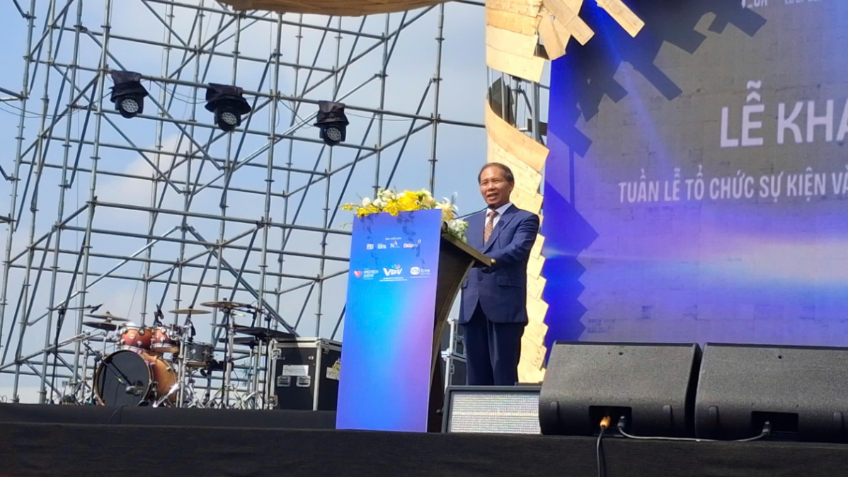 Ông Đoàn Quang Hoan, Phó Chủ tịch Hội Vô tuyến – Điện tử Việt Nam (REV) phát biểu tại lễ khai mạc PLASE Show Hà Nội 2026. Ảnh: Thành Biên. Ông Đoàn Quang Hoan, Phó Chủ tịch Hội Vô tuyến – Điện tử Việt Nam (REV) phát biểu tại lễ khai mạc PLASE Show Hà Nội 2026. Ảnh: Thành Biên.
