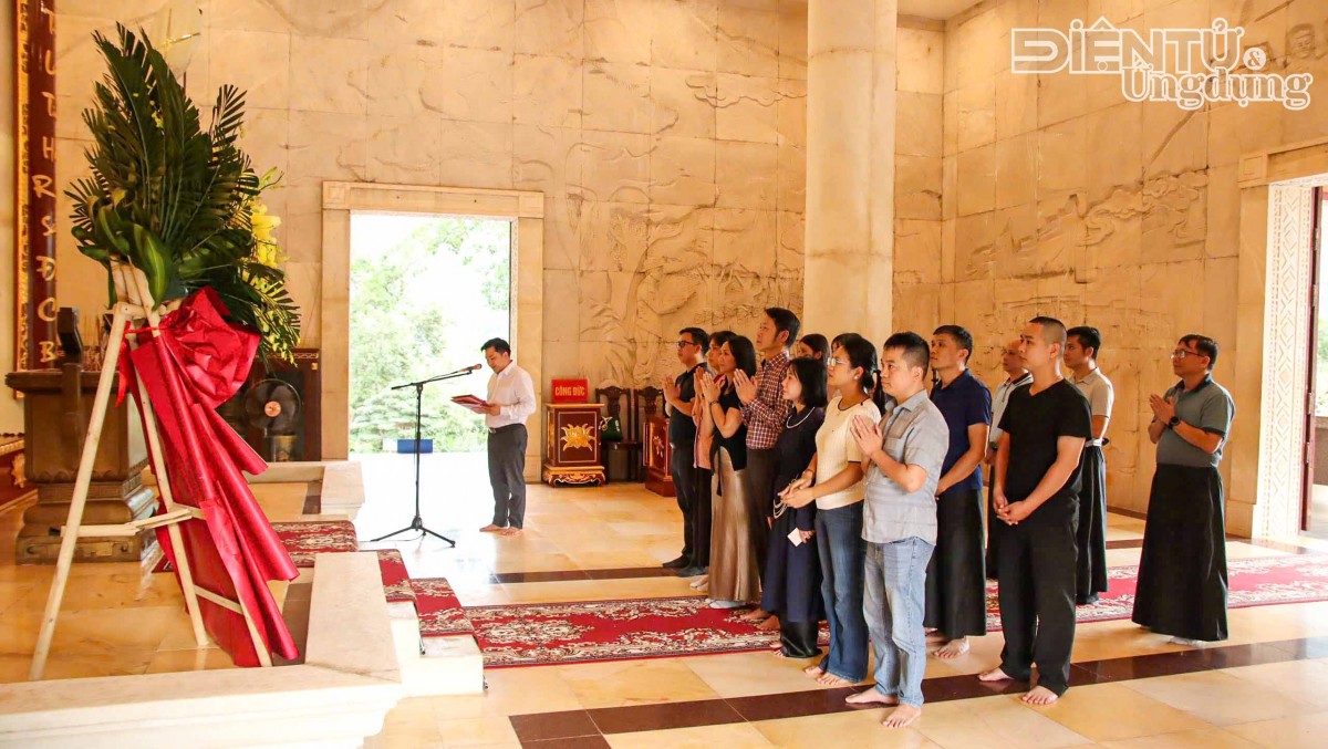 Tạp chí Điện tử và Ứng dụng về nguồn tại Pác Bó, bồi đắp lý tưởng và trách nhiệm người làm báo Tạp chí Điện tử và Ứng dụng về nguồn tại Pác Bó, bồi đắp lý tưởng và trách nhiệm người làm báo