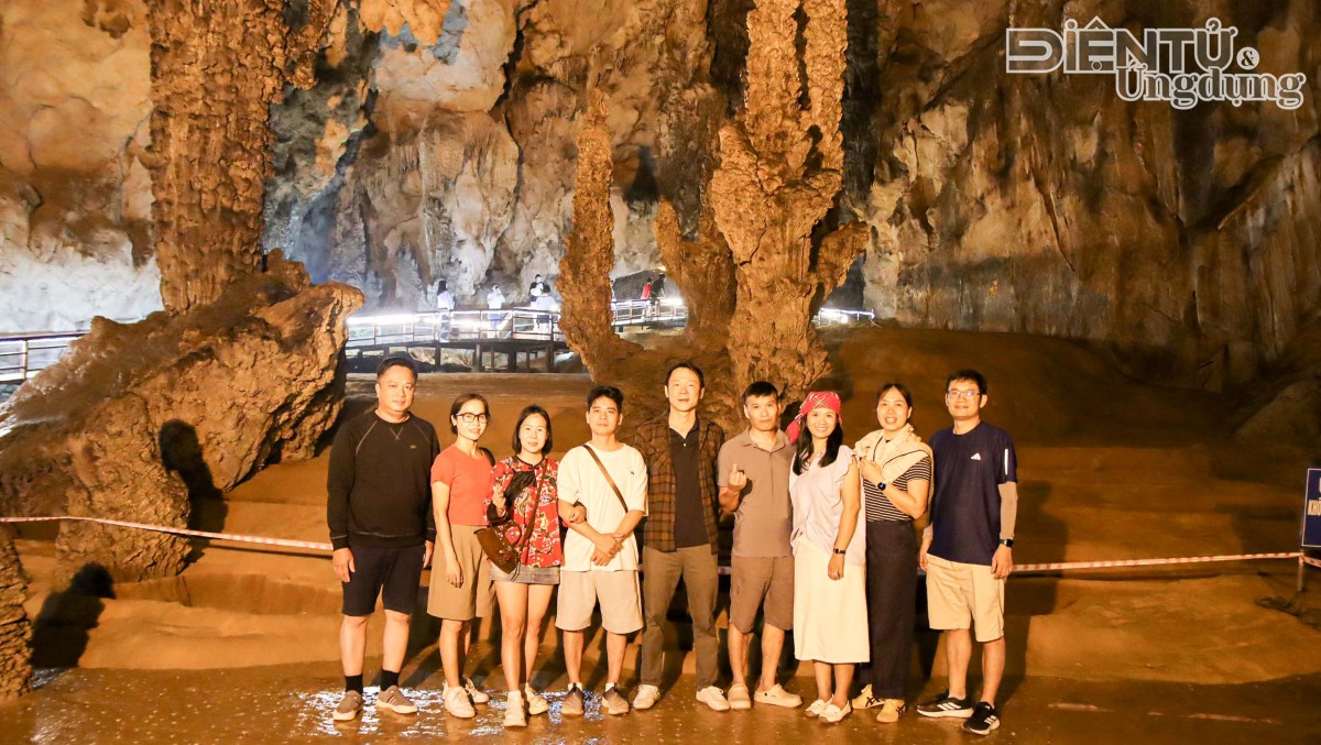 Tạp chí Điện tử và Ứng dụng về nguồn tại Pác Bó, bồi đắp lý tưởng và trách nhiệm người làm báo Tạp chí Điện tử và Ứng dụng về nguồn tại Pác Bó, bồi đắp lý tưởng và trách nhiệm người làm báo