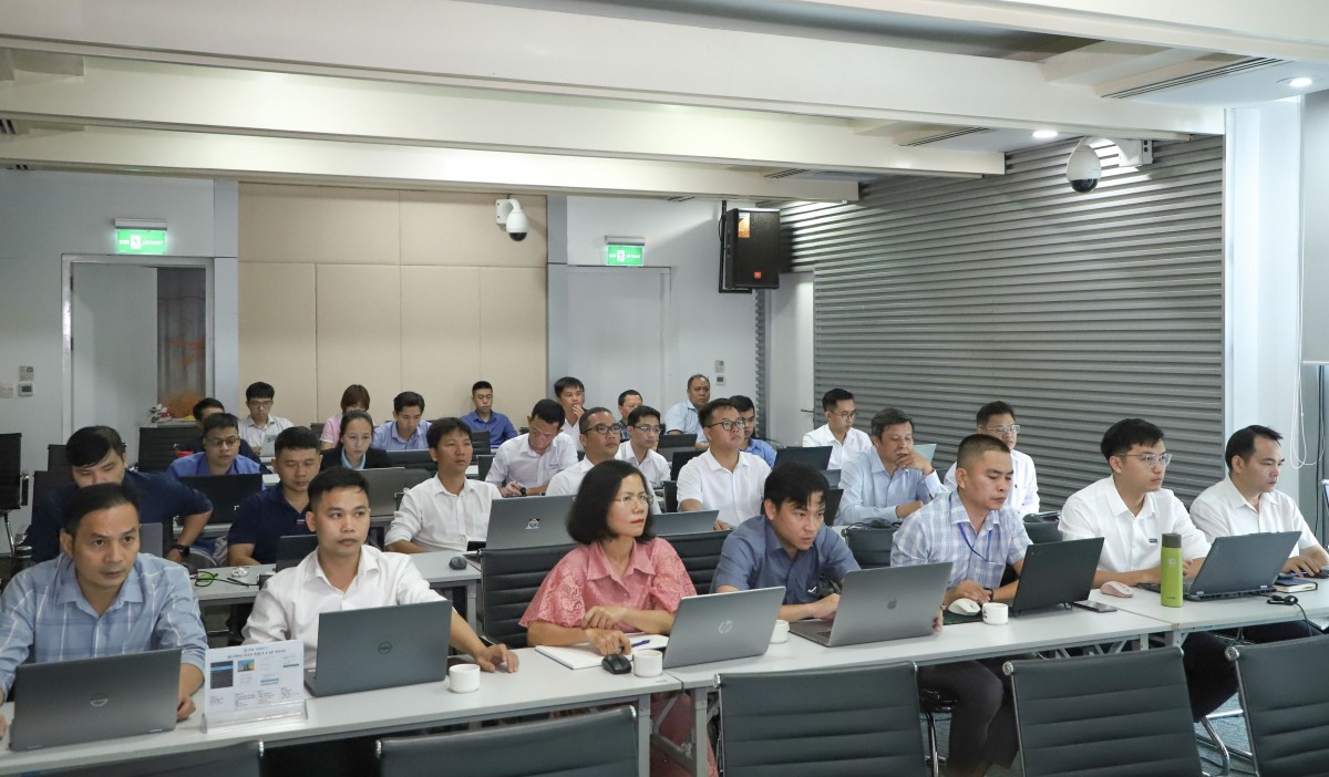 Các học viên tham gia chương trình đào tạo chuyên sâu về hệ thống pin lưu trữ năng lượng BESS sáng 20/10. Ảnh EVN
