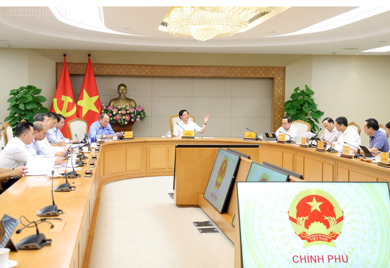 Phó Thủ tướng nhấn mạnh yêu cầu các bộ, ngành nêu cao trách nhiệm, hành động quyết liệt, bảo đảm các nhiệm vụ công nghệ chiến lược sớm đi vào thực tiễn, tạo ra sản phẩm cụ thể, đóng góp thiết thực cho phát triển đất nước - Ảnh: chinhphu.vn/Gia Huy Phó Thủ tướng nhấn mạnh yêu cầu các bộ, ngành nêu cao trách nhiệm, hành động quyết liệt, bảo đảm các nhiệm vụ công nghệ chiến lược sớm đi vào thực tiễn, tạo ra sản phẩm cụ thể, đóng góp thiết thực cho phát triển đất nước - Ảnh: chinhphu.vn/Gia Huy