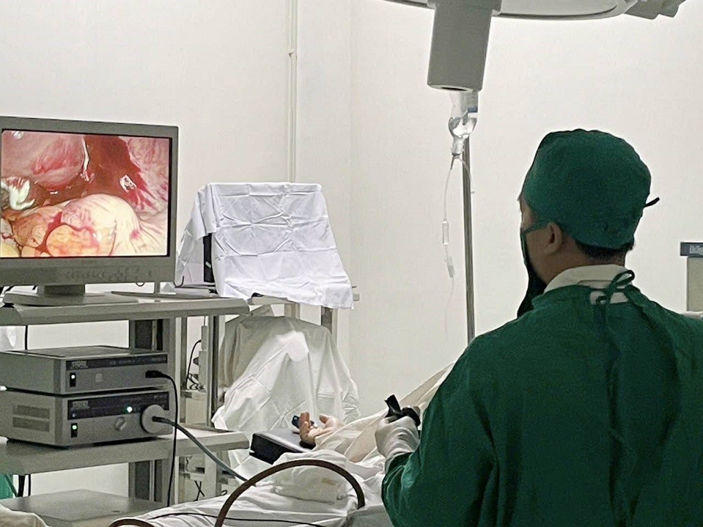 Bệnh viện Đa khoa Thọ Xuân phẫu thuật nội soi cấp cứu thành công cho bệnh nhân nữ 29 tuổi, trú tại xã Sao Vàng, Thanh Hóa, được chẩn đoán chửa ngoài tử cung.