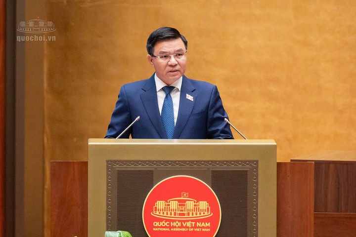 Bộ trưởng Bộ Công Thương Lê Mạnh Hùng trình bày tờ trình về dự án Luật sửa đổi, bổ sung một số điều của Luật Điện lực. Ảnh: Quochoi.vn Bộ trưởng Bộ Công Thương Lê Mạnh Hùng trình bày tờ trình về dự án Luật sửa đổi, bổ sung một số điều của Luật Điện lực. Ảnh: Quochoi.vn