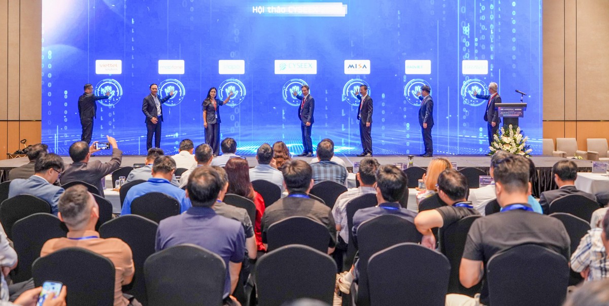 Đại diện lãnh đạo 7 đơn vị thành viên CYSEEX thực hiện nghi thức công bố khẩu hiệu hành động của liên minh năm 2027.