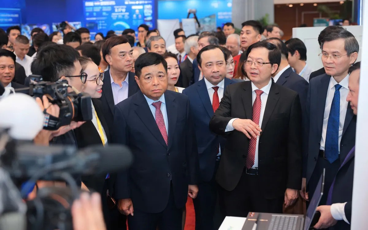 Các đại biểu tham quan gian hàng tại Lễ kỷ niệm hưởng ứng Ngày Chuyển đổi số quốc gia năm 2026. Ảnh: Bộ KH&CN Các đại biểu tham quan gian hàng tại Lễ kỷ niệm hưởng ứng Ngày Chuyển đổi số quốc gia năm 2026. Ảnh: Bộ KH&CN