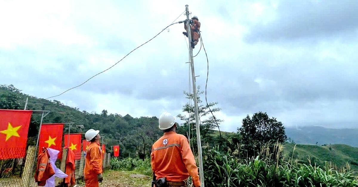 Công nhân ngành điện thi công đường dây tại xã Trà Leng, thành phố Đà Nẵng. Ảnh: Tuổi Trẻ.