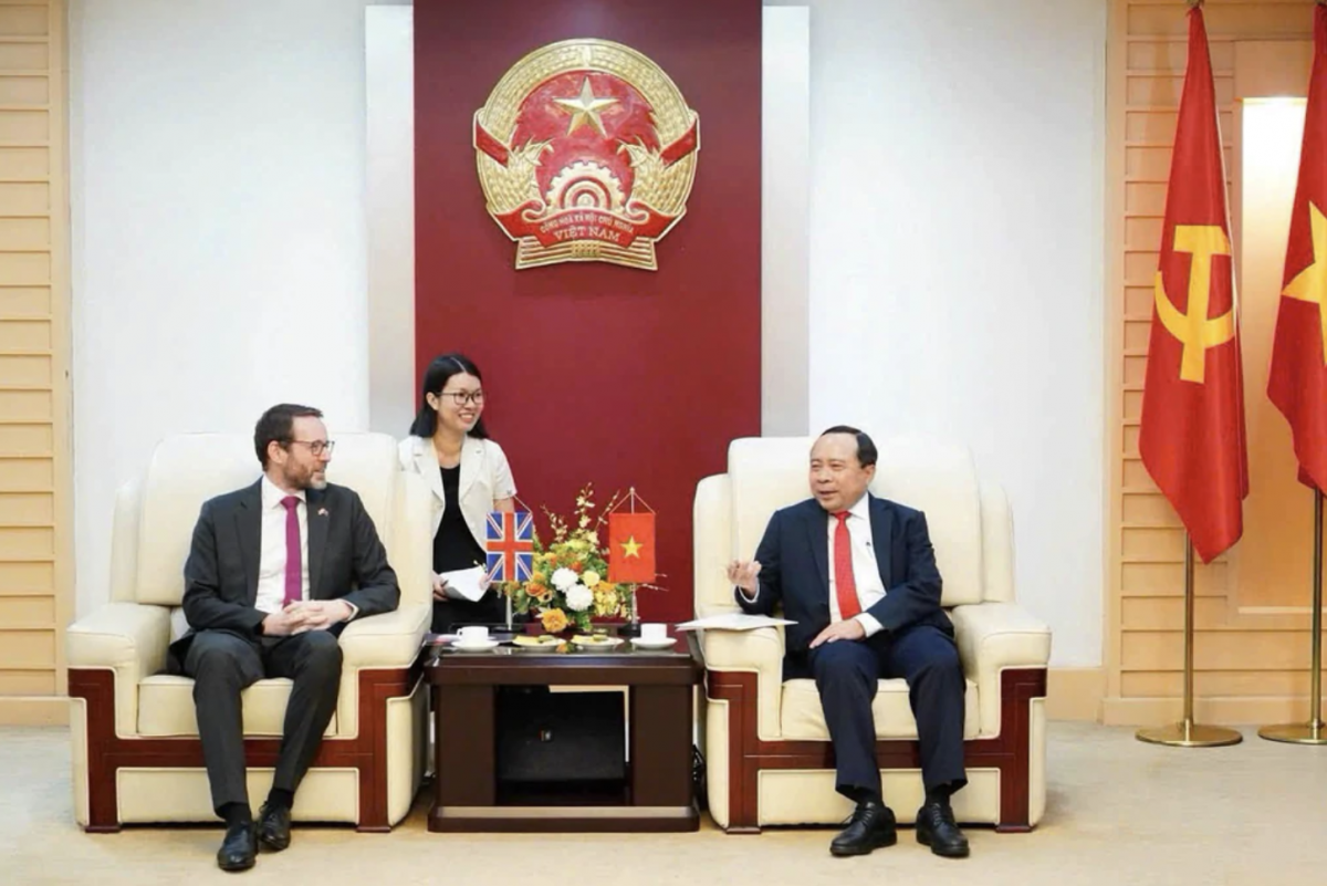 Bộ trưởng Bộ Khoa học và Công nghệ Vũ Hải Quân và Đại sứ Anh tại Việt Nam Iain Frew tại buổi làm việc ngày 22/10/2026. Ảnh: Bộ KH&CN.